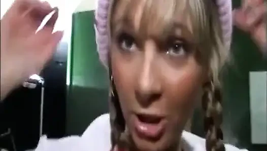 Sürtük Yarak Emiyor Ve açık Havada Yüzüne Boşalıyor