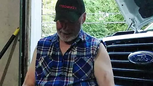 Mekanik iş gününün sonunda rahatlatıcı