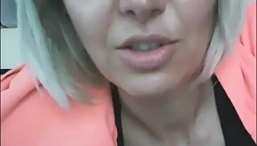 Arkadaşım Nicoletta Embassi'ye yemin ediyorum, sana göğüslerimi gösteriyorum ve gerçekten kabaca konuşuyorum. Biz iki yaramaz arkadaşız