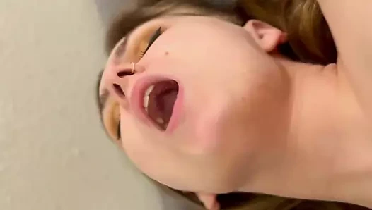 Orta yaşlı seksi kadın amcığım o kadar sıkı ki onu hızlı boşalttırdım.