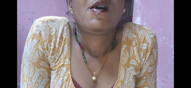 Hintli genç kızın ağzına boşalıyor