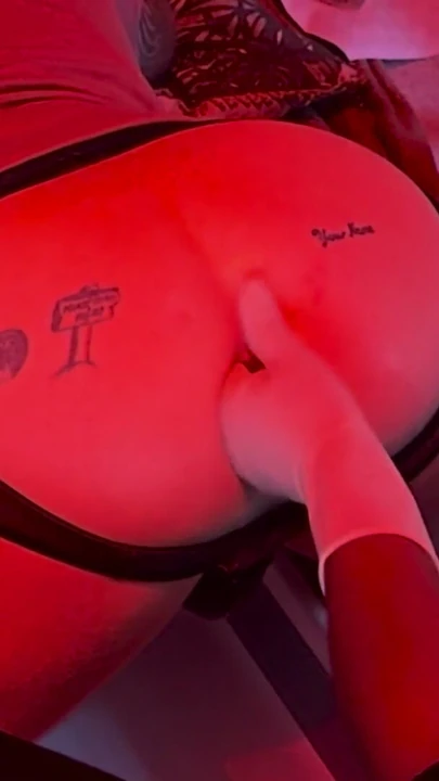 Koca, karısı tarafından sulu çift dildo ve fisting yapıyor | Bölüm 2