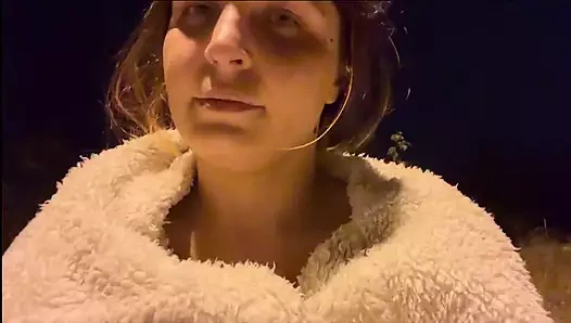 Açık havada mandalı ve yanından geçen bir araba ile göğüsler bdsm