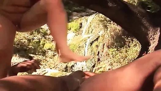 Sarışın kız ormanda yalnız, öğrenildi ve siyah bir yarakla sikildi