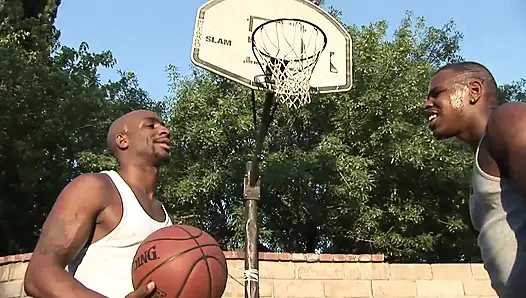 Büyük memeli ateşli sarışın sürtük sert büyük siyah yarakla sikiliyor