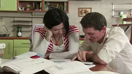 Her zaman sert sikişen harika bir bebek için hazırlanın