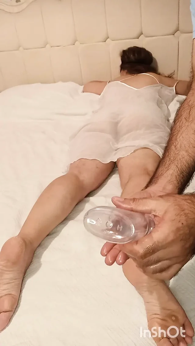 Türk ev kadını evde masaj yaptırıyor