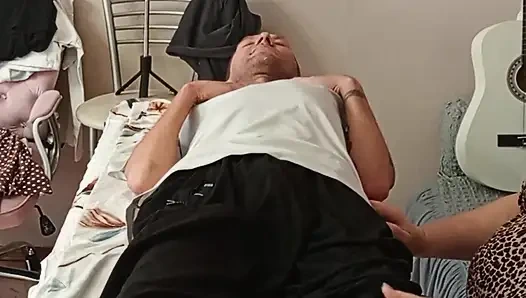 Komşu masaj masasında mastürbasyon yapıyor ve sikimi emiyor ve döl yutuyor