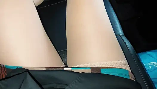 Esposa madura que ama jovens dá a um motorista de táxi uma com os pés no carro