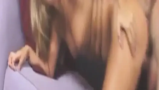 Olgun hatun derin amcık yalama ve parmaklama çılgınlığı için götünü açıyor