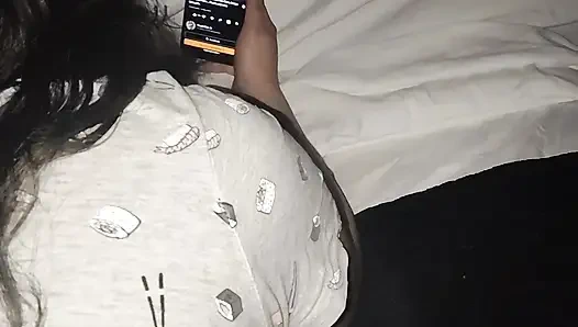 Üvey kız kardeşimi odamda porno izlerken buldum