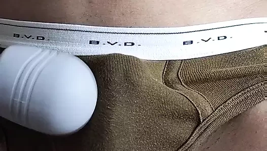 BVD bikini külotunun içine boşalmaya çalıştım (renk haki!).