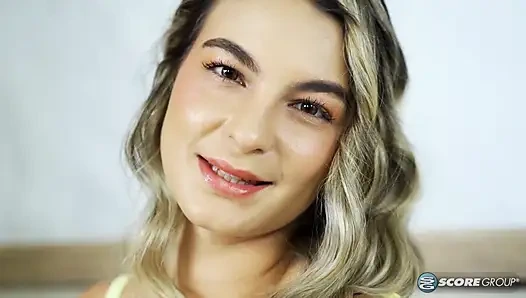 Yeni gelen Lia Tovar'ın şortunun dışında kalıyor.