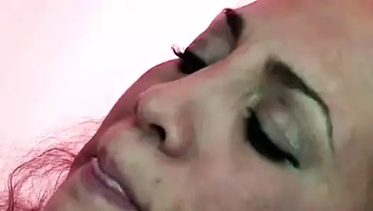 Sulu göğüsleri ile esmer beceriyor önce dizlerinin üzerinde siyah horoz berbat