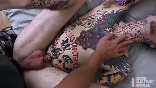 Dövmeli bakire çok iyi hissettiriyor