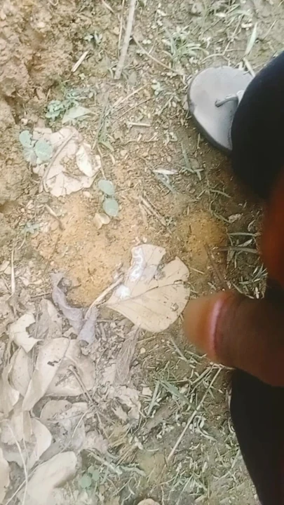 Kız arkadaşını ormanda bekliyor