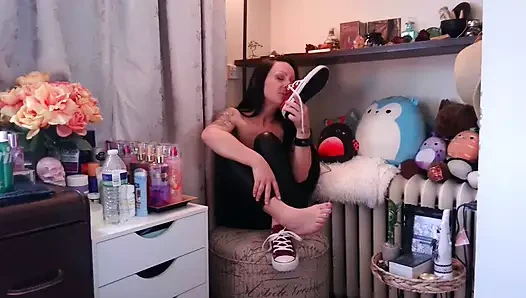 Kendi ayaklarımı yalamayı seviyorum