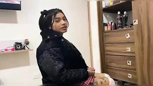 Üvey kız kardeşim süper kısa bir etekle geliyor ve üvey annem odanın dışındayken sikimi emmek istiyor.