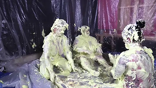 Cheyenne Hannah ve Skyler ile köpük eğlencesi