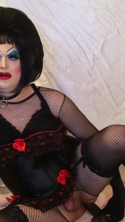 Sürtük drag queen büyük zenci yarağıyla sikişiyor | Klip 1