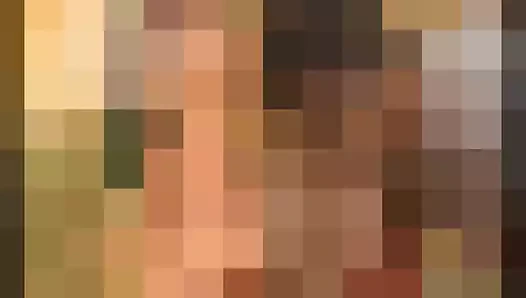 Bu bebek bir çift top ve bir horoz paketliyor