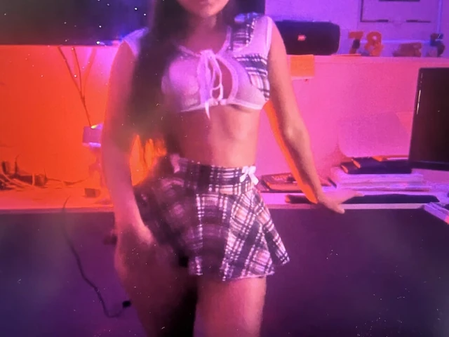 КУЗИНА ПОКАЗАЛА МНЕ СВОЙ НОВЫЙ НАРЯД, Я НЕ ВЫДЕРЖАЛ ВОЗБУЖДЕНИЯ И ТРАХНУЛ ЕЕ