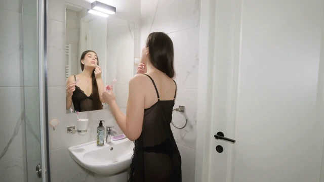 Harap bir sakso ve ağzına boşalma ile tutkulu sabah sikişi. Bu esmer büyük bir yarağı seviyor.
