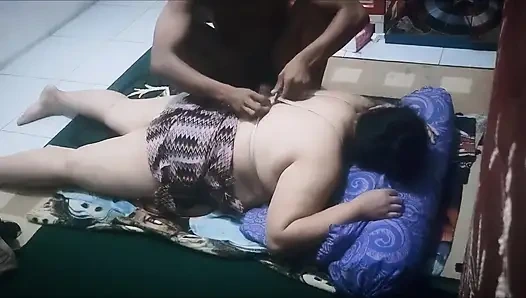 Kilolu dul kadın masaj sırasında azıyor