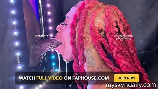 Gırtlağına kadar büyük zenci yarağı alıyor