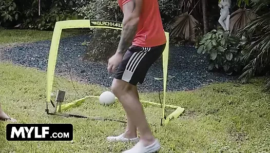 Futbol oyuncusu üvey kız kaslı üvey babasının büyük yarağının tadına bakmak istiyor ve üvey anne paylaşmakten mutlu