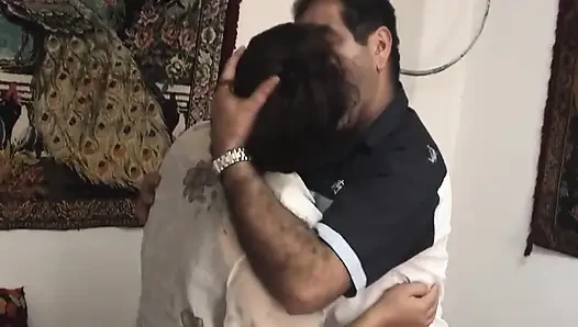 Sahin k cinsel olarak mahrum bir ev hanımıyla sikişiyor