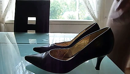 Eşinin mahkeme ayakkabısında boşalmak