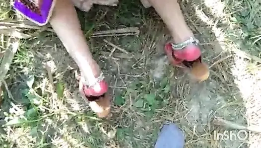 Yenge açık havada sikiliyor