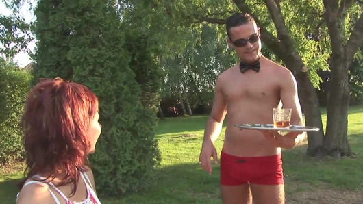 Kızıl saçlı olgun seksi barmen tarafından sikiliyor