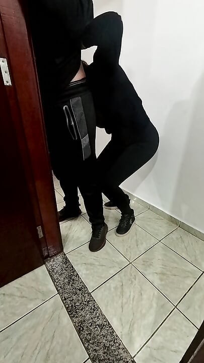 Ofiste yüzüne boşalarak seks yapan iş arkadaşları.