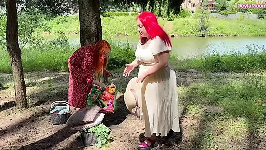 İki kız arkadaş açık havada rahatlamaya ve ateşli seks yapmaya karar verdi.