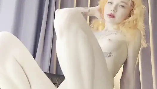 Karneli'den şehvetli striptiz ve çıplak azdırma