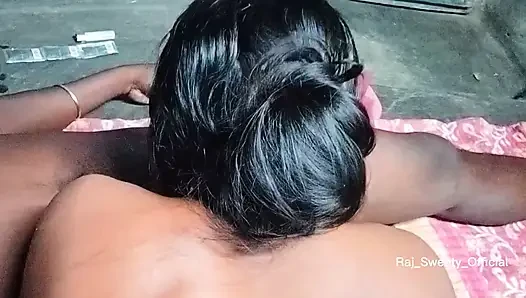 Desi bir kızla üç erkek, sert dörtlü seks. India Village Xxx Videosu