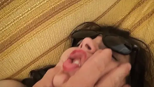 Büyük memeli genç İtalyan fahişe yarak için can atıyor