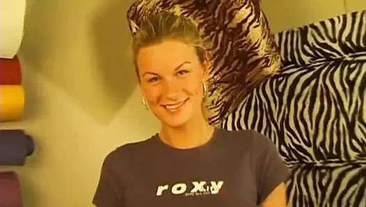 Kendimi tanıtıyorum, teşhirci bir modelim ve bugün ilk defa mastürbasyon yapıyorum