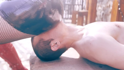 Göğüs kalçaları ve yüze oturma için taşak kırbaçlama