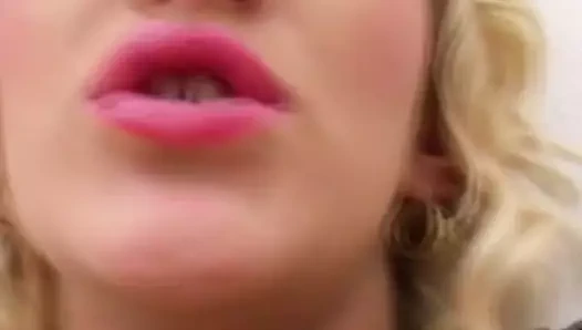 Seksi ve azgın ev hanımı bebek yalnız anın tadını çıkarıyor