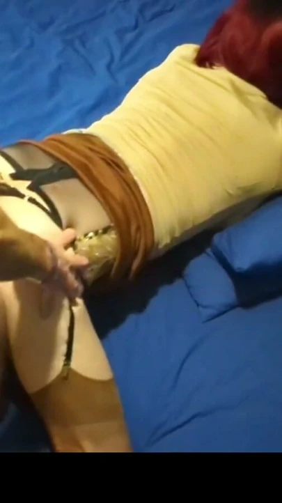 Clara yalıyor, köpek stili sikiliyor ve tüm dölleri ağzına alıyor. | Klip 1