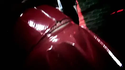 Deri ve file çoraplı büyük memeli orta yaşlı seksi kadın zindanda adamı baştan çıkarıyor