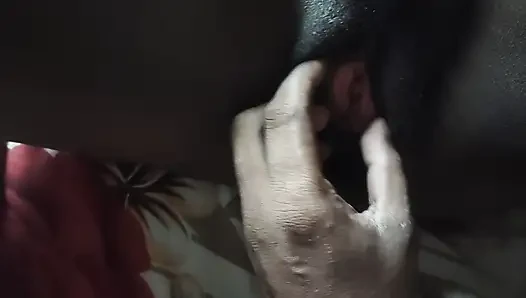 Apni bhabhi ko maine chut phailakar chut me ungli kiya