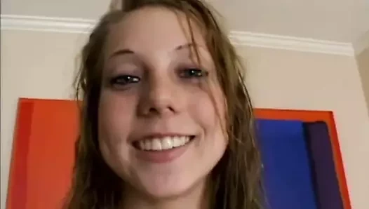 Bakış açısı – genç sürtük mastürbasyon yapıyor ve sonra sikini emiyor