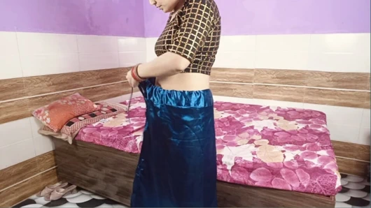 Hintli kadın giyiniyormuş. Bu arada kayınbiraderi onu yakaladı. Sonra ikisi de sikişerek çok eğlendiler!