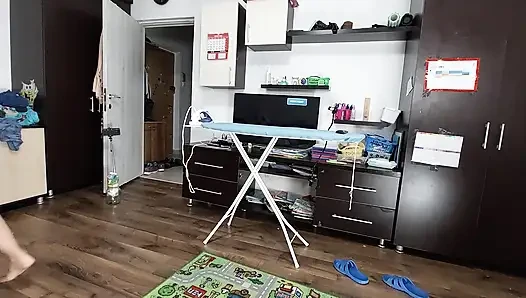 Seksi Esmer Evin Etrafında Çıplak Ev Işleri Yapıyor.