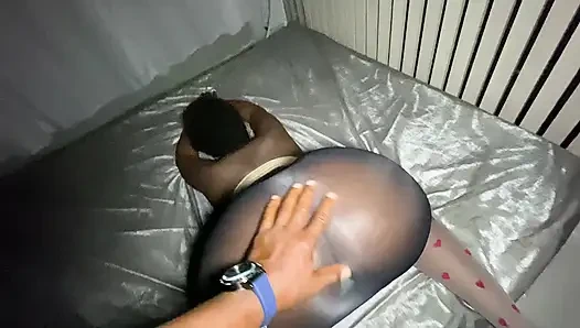 GECELERI KOMŞUMUN ODASıNA ONA BOLCA SÜT VERMEK IÇIN GIDIYORUM