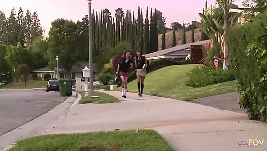 Seks oyuncaklarının yardımıyla cinselliklerini keşfetmek bu lezbiyen gençlerin tam olarak ihtiyaç duyduğu şey